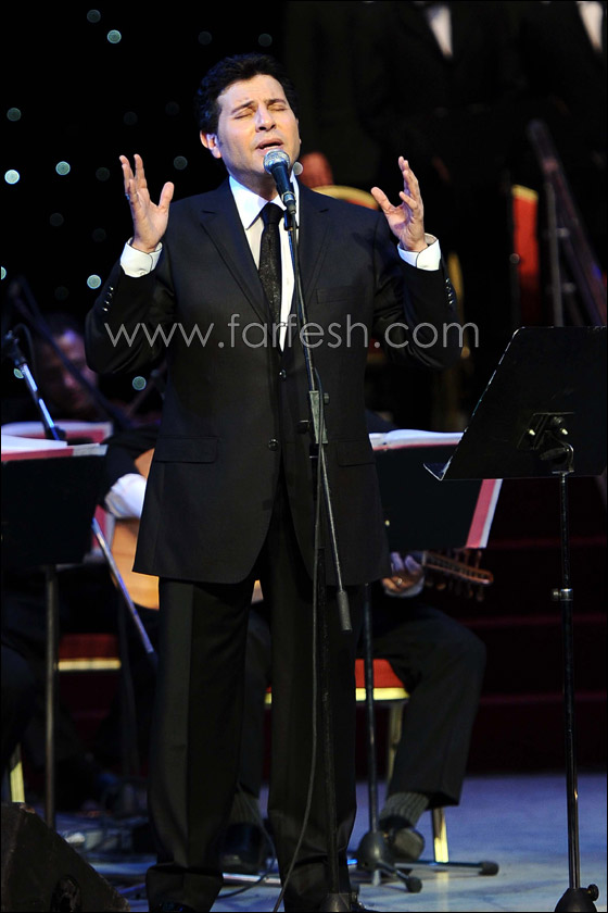 معجبو شاكر يتظاهرون مطالبين باستمراره على الساحة الغنائية  صورة رقم 7