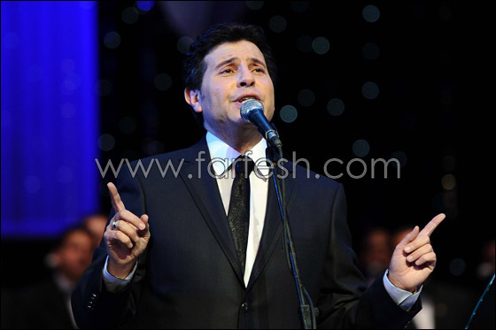 معجبو شاكر يتظاهرون مطالبين باستمراره على الساحة الغنائية  صورة رقم 9