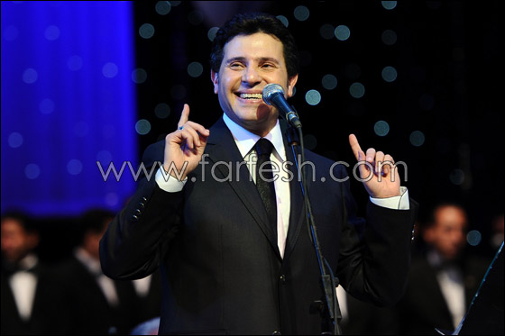 معجبو شاكر يتظاهرون مطالبين باستمراره على الساحة الغنائية  صورة رقم 13