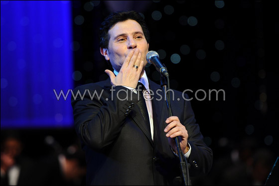 معجبو شاكر يتظاهرون مطالبين باستمراره على الساحة الغنائية  صورة رقم 11