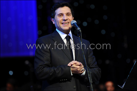 معجبو شاكر يتظاهرون مطالبين باستمراره على الساحة الغنائية  صورة رقم 15