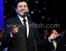 معجبو شاكر يتظاهرون مطالبين باستمراره على الساحة الغنائية  صورة رقم 1