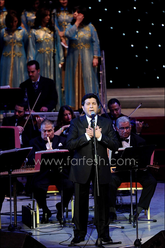 معجبو شاكر يتظاهرون مطالبين باستمراره على الساحة الغنائية  صورة رقم 3