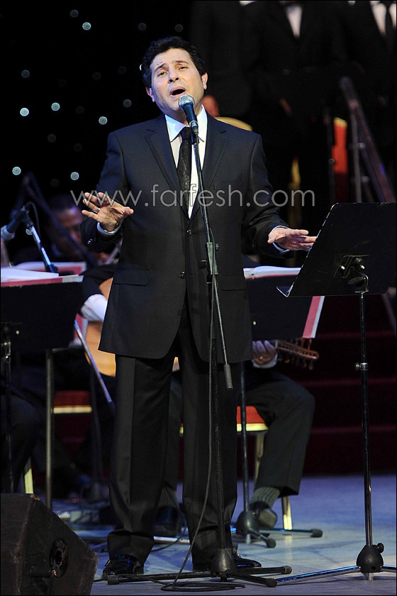 معجبو شاكر يتظاهرون مطالبين باستمراره على الساحة الغنائية  صورة رقم 6