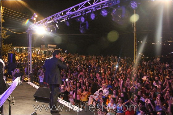 هشام الحاج يحيي بشري الارز وسط تفاعل وتصفيق الجمهور  صورة رقم 3