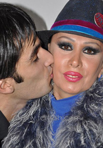 مادونا: أنا ملكة النحل التي توزّع العسل على الناس لأنّني الأجمل!! صورة رقم 5 مادونا: أنا ملكة النحل التي توزّع العسل على الناس لأنّني الأجمل!! صورة رقم 5