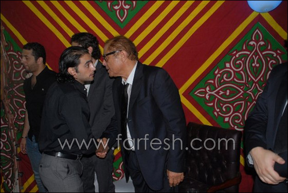 بالصور: توافد السياسيين ونجوم الفن في عزاء والدة محمود عبد العزيز صورة رقم 5 بالصور: توافد السياسيين ونجوم الفن في عزاء والدة محمود عبد العزيز صورة رقم 5