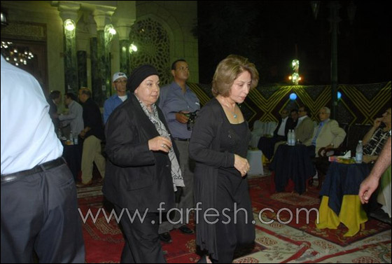 بالصور: توافد السياسيين ونجوم الفن في عزاء والدة محمود عبد العزيز صورة رقم 3 بالصور: توافد السياسيين ونجوم الفن في عزاء والدة محمود عبد العزيز صورة رقم 3