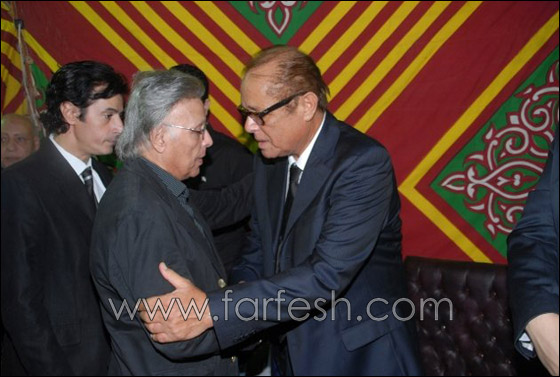 بالصور: توافد السياسيين ونجوم الفن في عزاء والدة محمود عبد العزيز صورة رقم 25 بالصور: توافد السياسيين ونجوم الفن في عزاء والدة محمود عبد العزيز صورة رقم 25