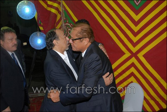 بالصور: توافد السياسيين ونجوم الفن في عزاء والدة محمود عبد العزيز صورة رقم 17 بالصور: توافد السياسيين ونجوم الفن في عزاء والدة محمود عبد العزيز صورة رقم 17