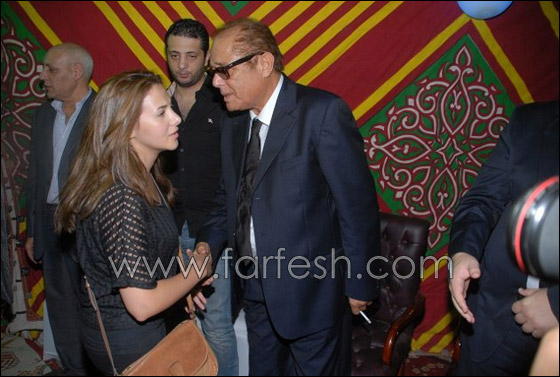 بالصور: توافد السياسيين ونجوم الفن في عزاء والدة محمود عبد العزيز صورة رقم 7 بالصور: توافد السياسيين ونجوم الفن في عزاء والدة محمود عبد العزيز صورة رقم 7