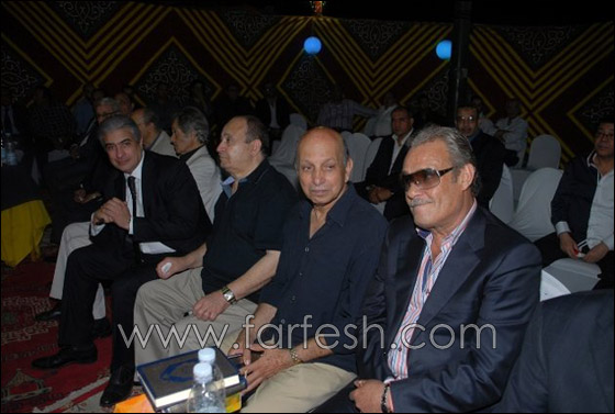 بالصور: توافد السياسيين ونجوم الفن في عزاء والدة محمود عبد العزيز صورة رقم 16 بالصور: توافد السياسيين ونجوم الفن في عزاء والدة محمود عبد العزيز صورة رقم 16