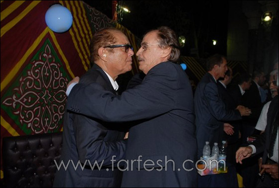 بالصور: توافد السياسيين ونجوم الفن في عزاء والدة محمود عبد العزيز صورة رقم 8 بالصور: توافد السياسيين ونجوم الفن في عزاء والدة محمود عبد العزيز صورة رقم 8