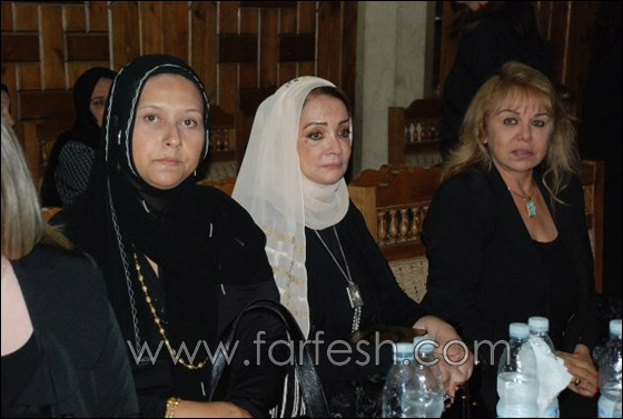 بالصور: توافد السياسيين ونجوم الفن في عزاء والدة محمود عبد العزيز صورة رقم 14 بالصور: توافد السياسيين ونجوم الفن في عزاء والدة محمود عبد العزيز صورة رقم 14