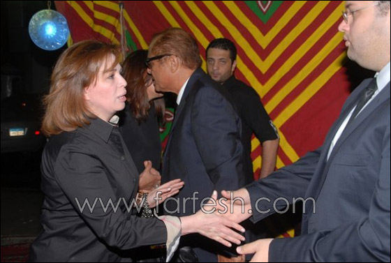 بالصور: توافد السياسيين ونجوم الفن في عزاء والدة محمود عبد العزيز صورة رقم 27 بالصور: توافد السياسيين ونجوم الفن في عزاء والدة محمود عبد العزيز صورة رقم 27