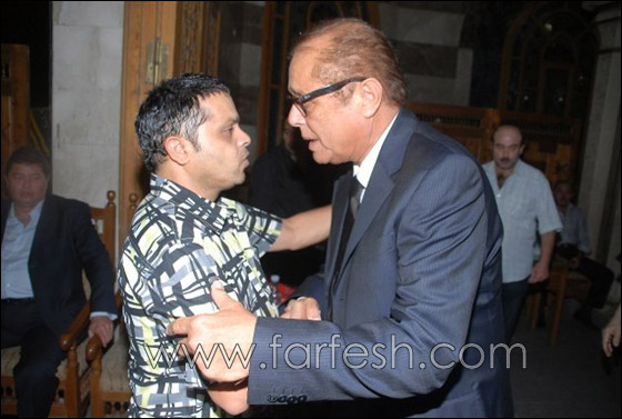 بالصور: توافد السياسيين ونجوم الفن في عزاء والدة محمود عبد العزيز صورة رقم 12 بالصور: توافد السياسيين ونجوم الفن في عزاء والدة محمود عبد العزيز صورة رقم 12