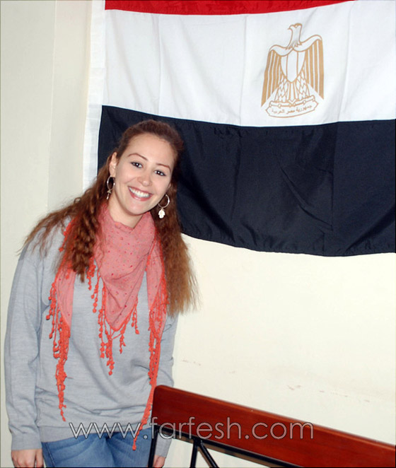 بالصور.. منة شلبي تشكر شباب الثورة وتحتفل امام علم مصر  صورة رقم 2