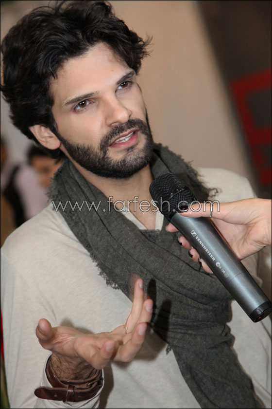 مايك يوقع على اسطوانته الجديدة مايك يوقع على اسطوانته الجديدة