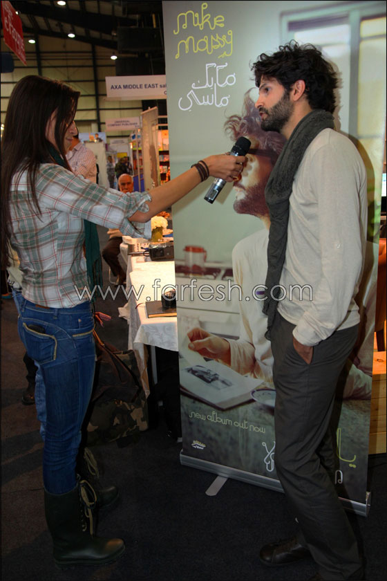 مايك يوقع على اسطوانته الجديدة مايك يوقع على اسطوانته الجديدة