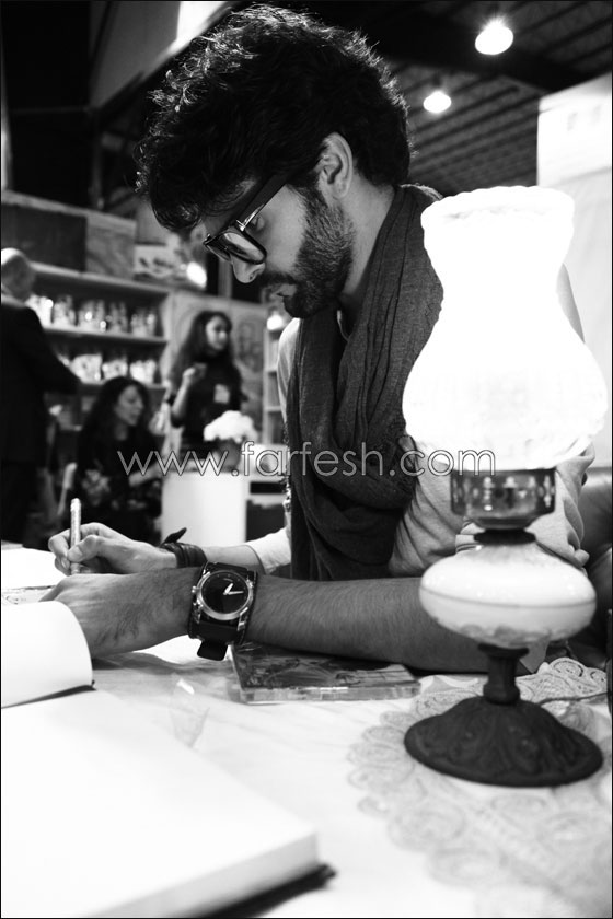 مايك يوقع على اسطوانته الجديدة مايك يوقع على اسطوانته الجديدة