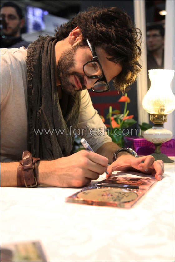 مايك يوقع على اسطوانته الجديدة مايك يوقع على اسطوانته الجديدة