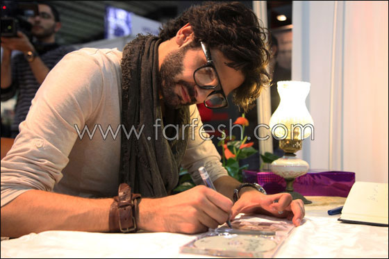 مايك يوقع على اسطوانته الجديدة مايك يوقع على اسطوانته الجديدة