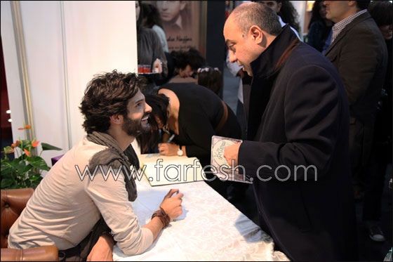 مايك يوقع على اسطوانته الجديدة مايك يوقع على اسطوانته الجديدة