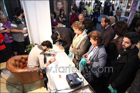 مايك يوقع على اسطوانته الجديدة مايك يوقع على اسطوانته الجديدة