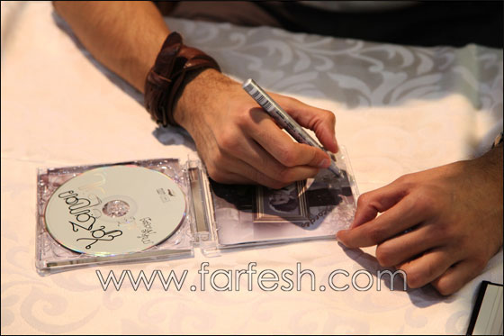 مايك يوقع على اسطوانته الجديدة مايك يوقع على اسطوانته الجديدة