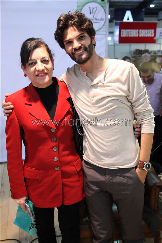 مايك يوقع على اسطوانته الجديدة مايك يوقع على اسطوانته الجديدة