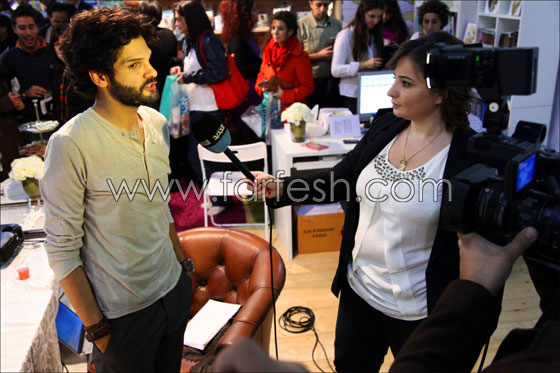 مايك يوقع على اسطوانته الجديدة مايك يوقع على اسطوانته الجديدة