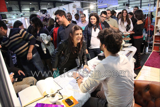 مايك يوقع على اسطوانته الجديدة مايك يوقع على اسطوانته الجديدة