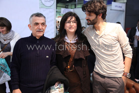 مايك يوقع على اسطوانته الجديدة مايك يوقع على اسطوانته الجديدة