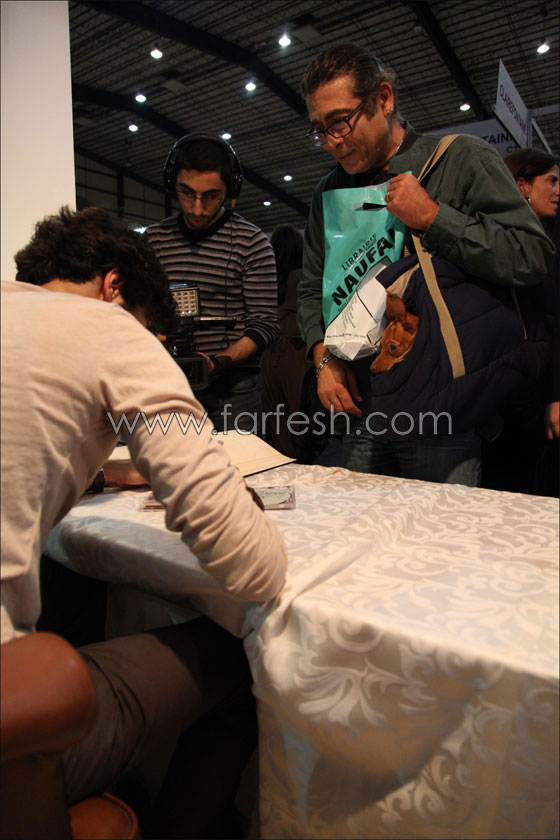 مايك يوقع على اسطوانته الجديدة مايك يوقع على اسطوانته الجديدة