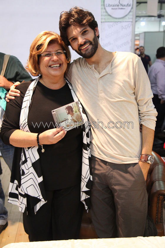 مايك يوقع على اسطوانته الجديدة مايك يوقع على اسطوانته الجديدة