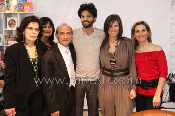 مايك يوقع على اسطوانته الجديدة مايك يوقع على اسطوانته الجديدة