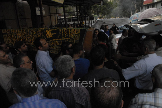 بالصور.. هنيدي يشيّع جثمان والدته بحضور عدد من الفنانين!! صورة رقم 2 بالصور.. هنيدي يشيّع جثمان والدته بحضور عدد من الفنانين!! صورة رقم 2