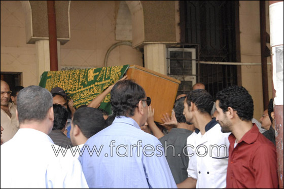 بالصور.. هنيدي يشيّع جثمان والدته بحضور عدد من الفنانين!! صورة رقم 4 بالصور.. هنيدي يشيّع جثمان والدته بحضور عدد من الفنانين!! صورة رقم 4