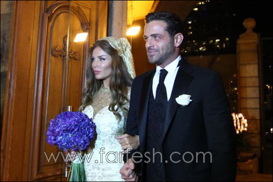 نيكول سابا بفستان ضيق ومطرز بالذهبي في حفل زفافها  صورة رقم 4