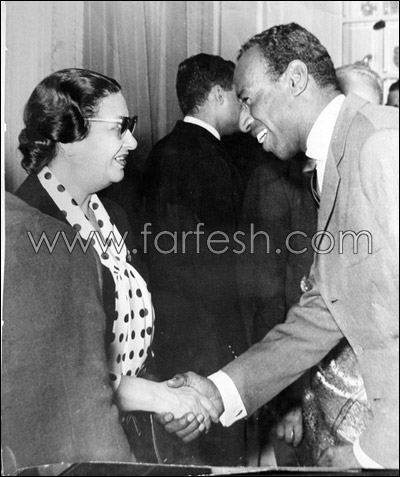 ام كلثوم تشرب المياه الغازية من طفل وترتدي البنطلون والجاكيت!     صورة رقم 10