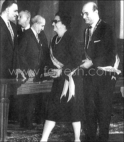 مفاجأة لكل من شاهدها: صورة لاحد المعجبات تقبل ام كلثوم من فمها  صورة رقم 8