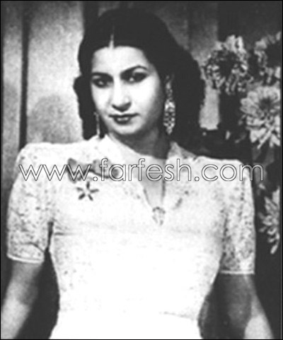 مفاجأة لكل من شاهدها: صورة لاحد المعجبات تقبل ام كلثوم من فمها  صورة رقم 10