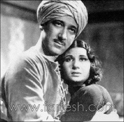 مفاجأة لكل من شاهدها: صورة لاحد المعجبات تقبل ام كلثوم من فمها  صورة رقم 12