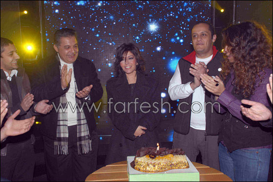 بالصور سميرة سعيد تقطع كعكة عيد ميلادها بجو ارهابي! صورة رقم 4 بالصور سميرة سعيد تقطع كعكة عيد ميلادها بجو ارهابي! صورة رقم 4