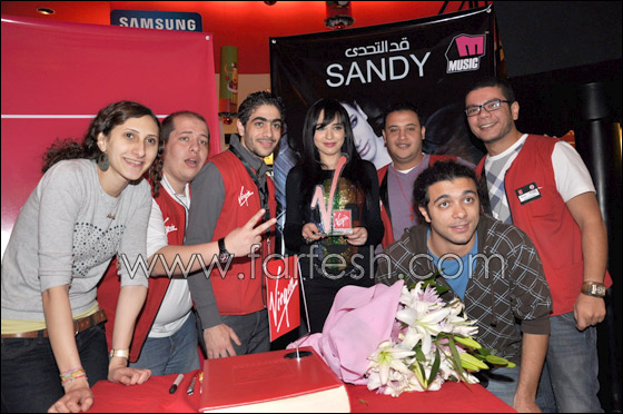 بالصور.. الفنانة ساندي تطلق بالصور.. الفنانة ساندي تطلق