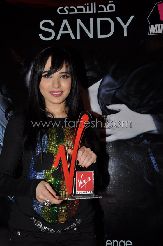 بالصور.. الفنانة ساندي تطلق بالصور.. الفنانة ساندي تطلق