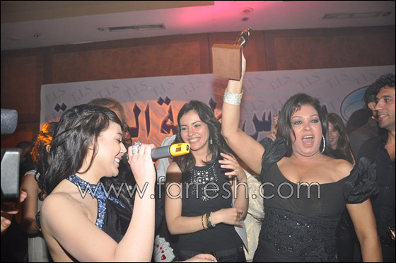 ساندي تقتنص جائزة أفضل فنانة وفيفي ترقص وسط الهتافات! صورة رقم 12 ساندي تقتنص جائزة أفضل فنانة وفيفي ترقص وسط الهتافات! صورة رقم 12