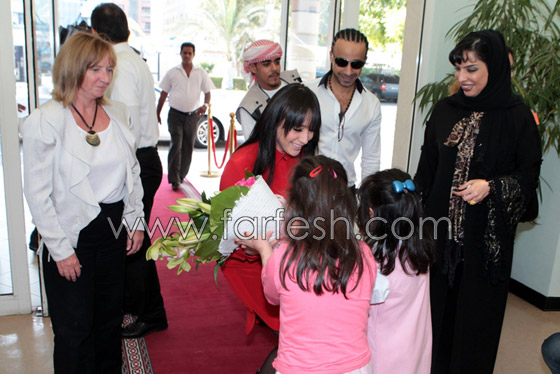 ساندي ترسم ألوان الفرح على وجوه أطفال مركز راشد! صورة رقم 2 ساندي ترسم ألوان الفرح على وجوه أطفال مركز راشد! صورة رقم 2