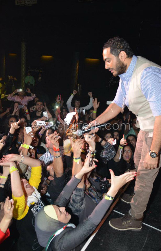 في سابقة جديدة.. تامر حسني يعلن خطوبة شاب وفتاة في حفله! صورة رقم 6 في سابقة جديدة.. تامر حسني يعلن خطوبة شاب وفتاة في حفله! صورة رقم 6