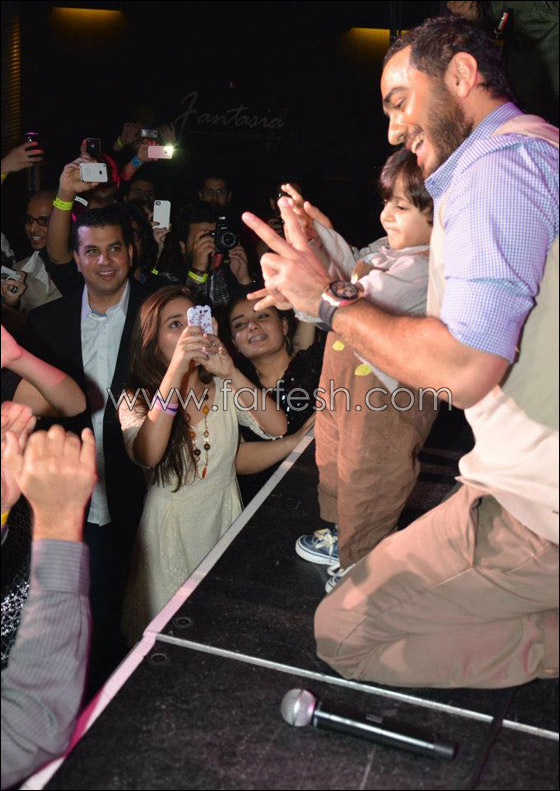 في سابقة جديدة.. تامر حسني يعلن خطوبة شاب وفتاة في حفله! صورة رقم 5 في سابقة جديدة.. تامر حسني يعلن خطوبة شاب وفتاة في حفله! صورة رقم 5